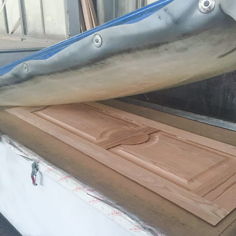 LM130 met de hand aangebrachte houtfineerlijm